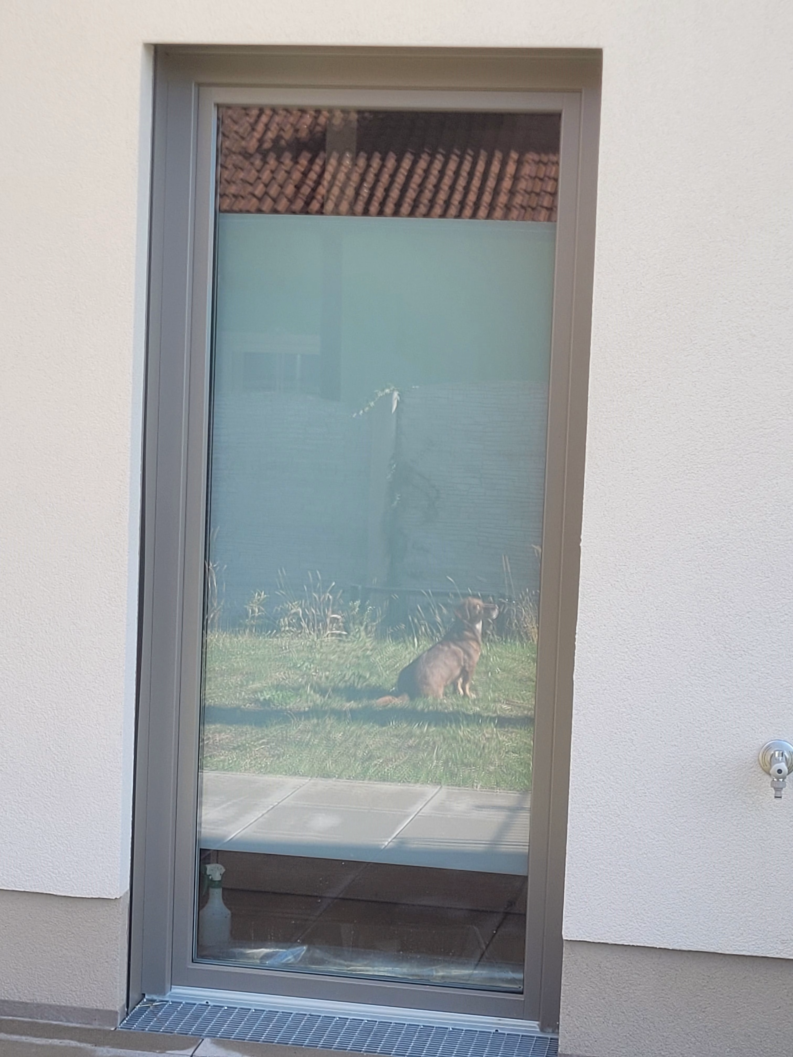 Außenansicht einer blickdichten kleberlosen Sichtschutzfolie Außenansicht einer blickdichten kleberlosen Sichtschutzfolie