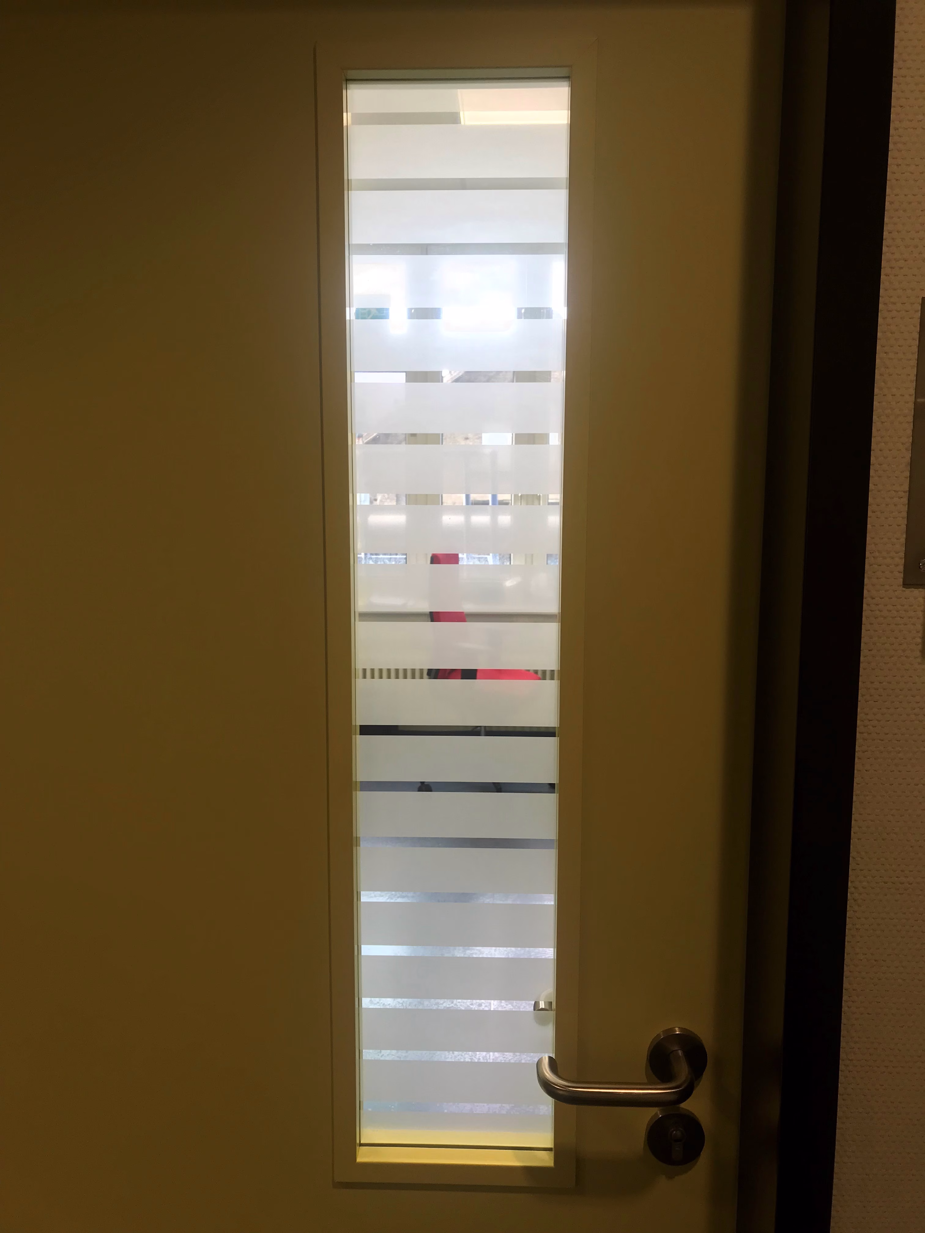 Sichtschutz Streifenfolie mit Licht im Raum aus Sichtschutz Streifenfolie mit Licht im Raum aus
