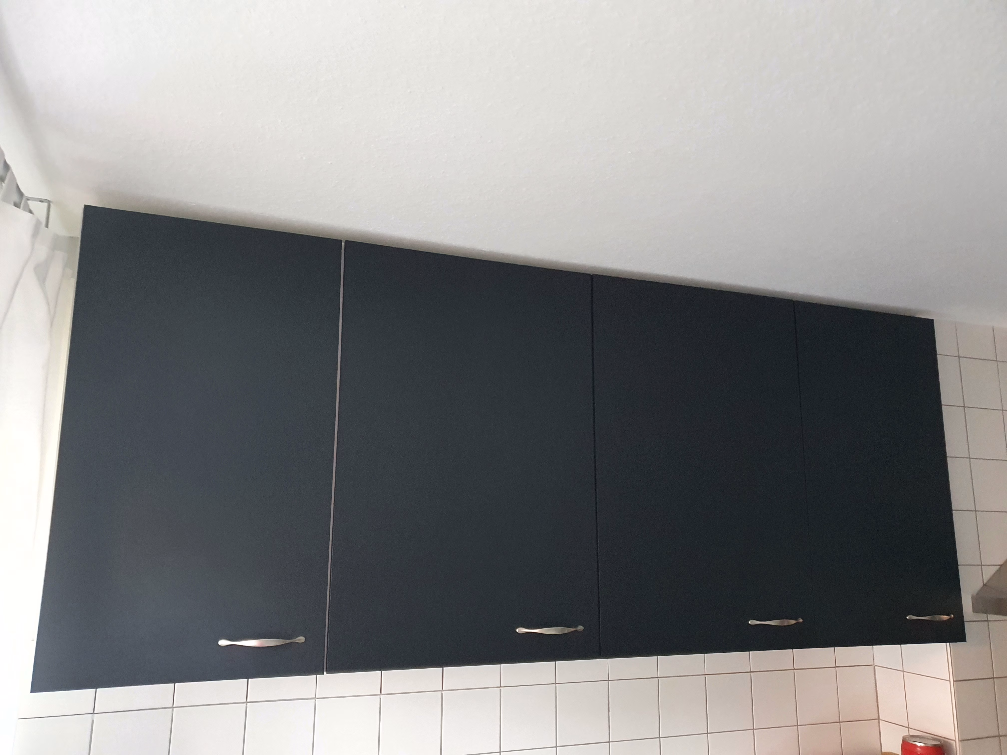 Schrank mit schwarz gekörnter Möbelfolie foliert