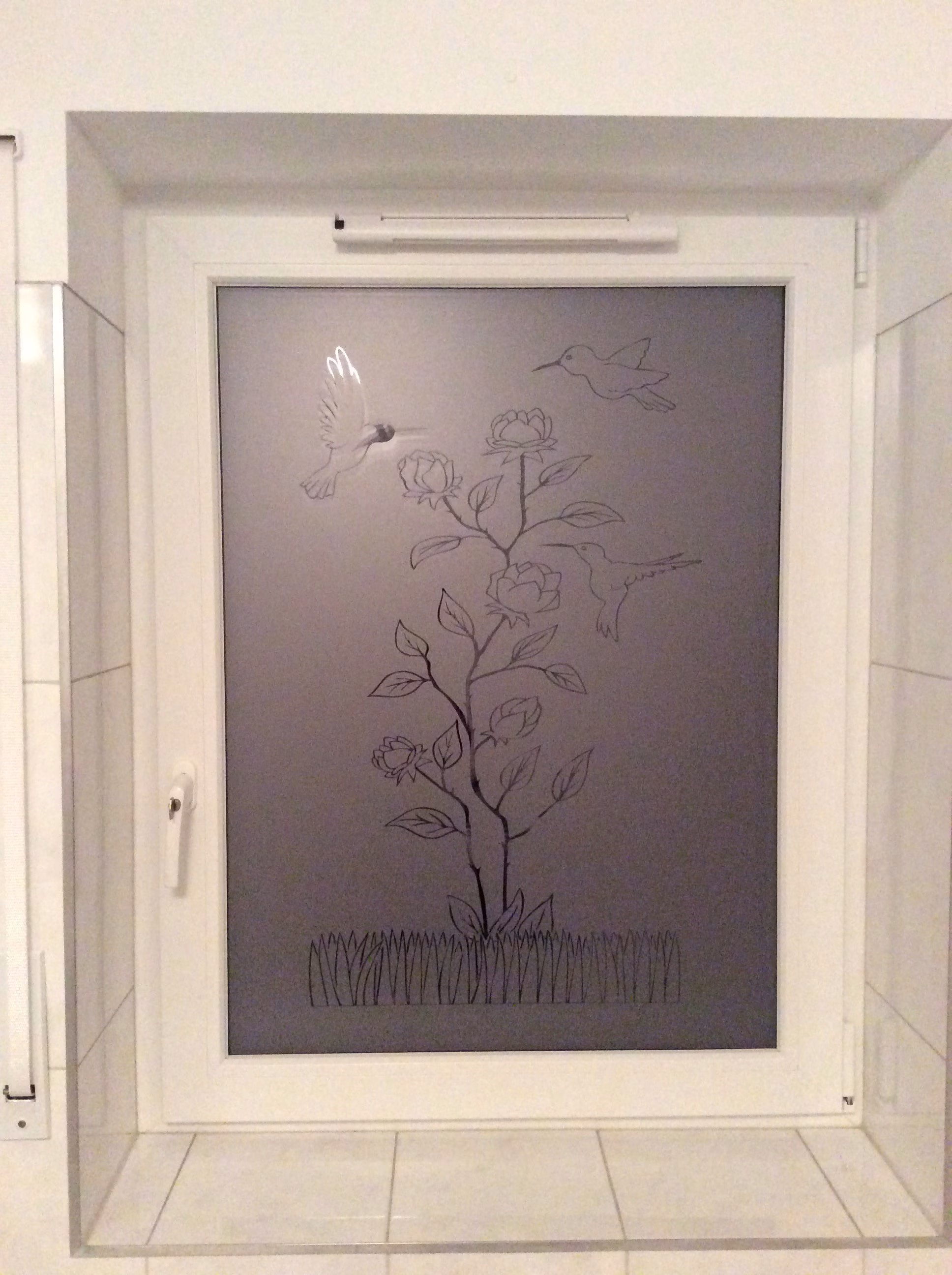 Glasdekorfolie 730 als Sichtschutz am Badezimmerfenster bei nacht