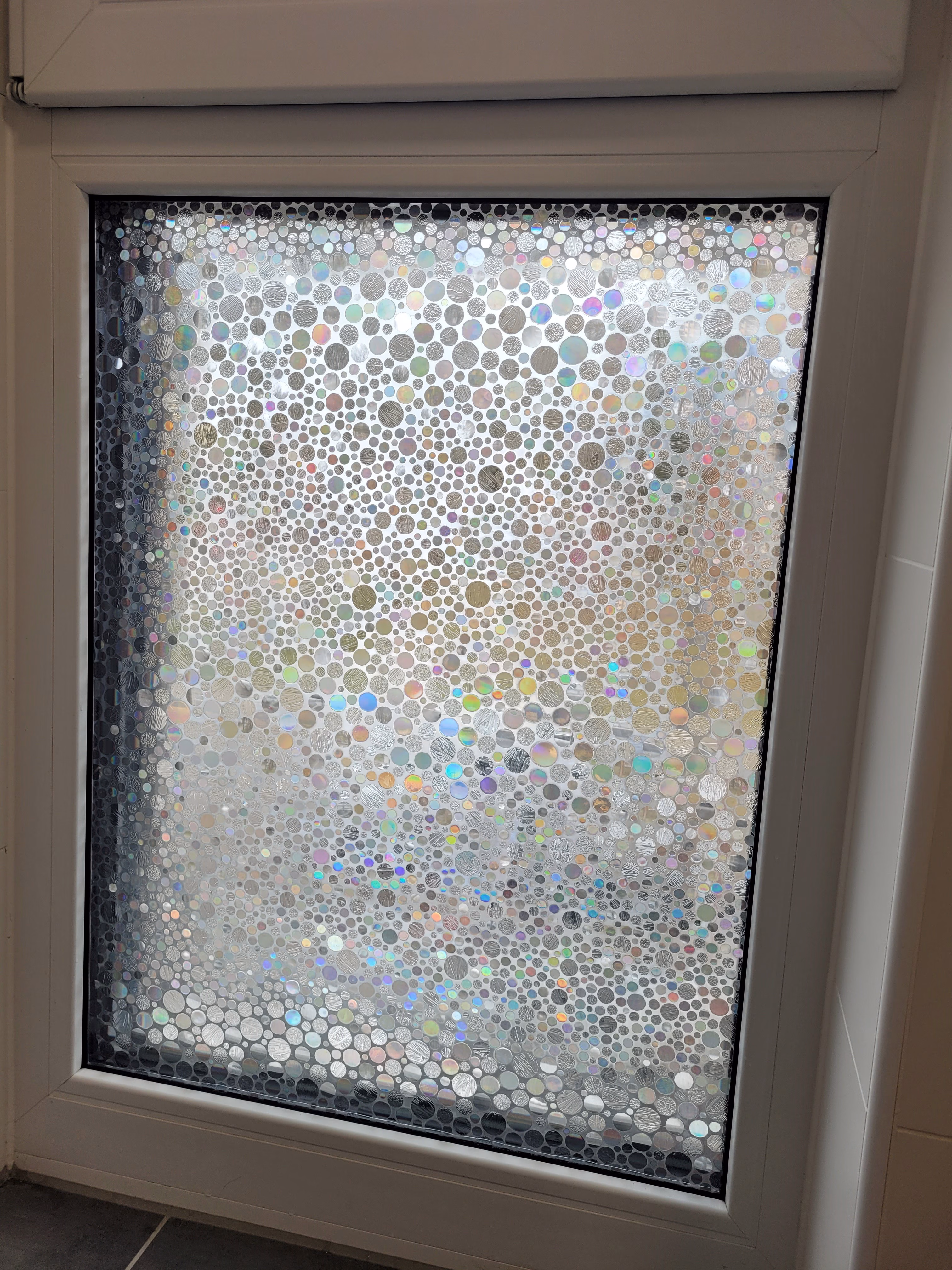 Kleberlose Fensterfolie mit bunten Punkten