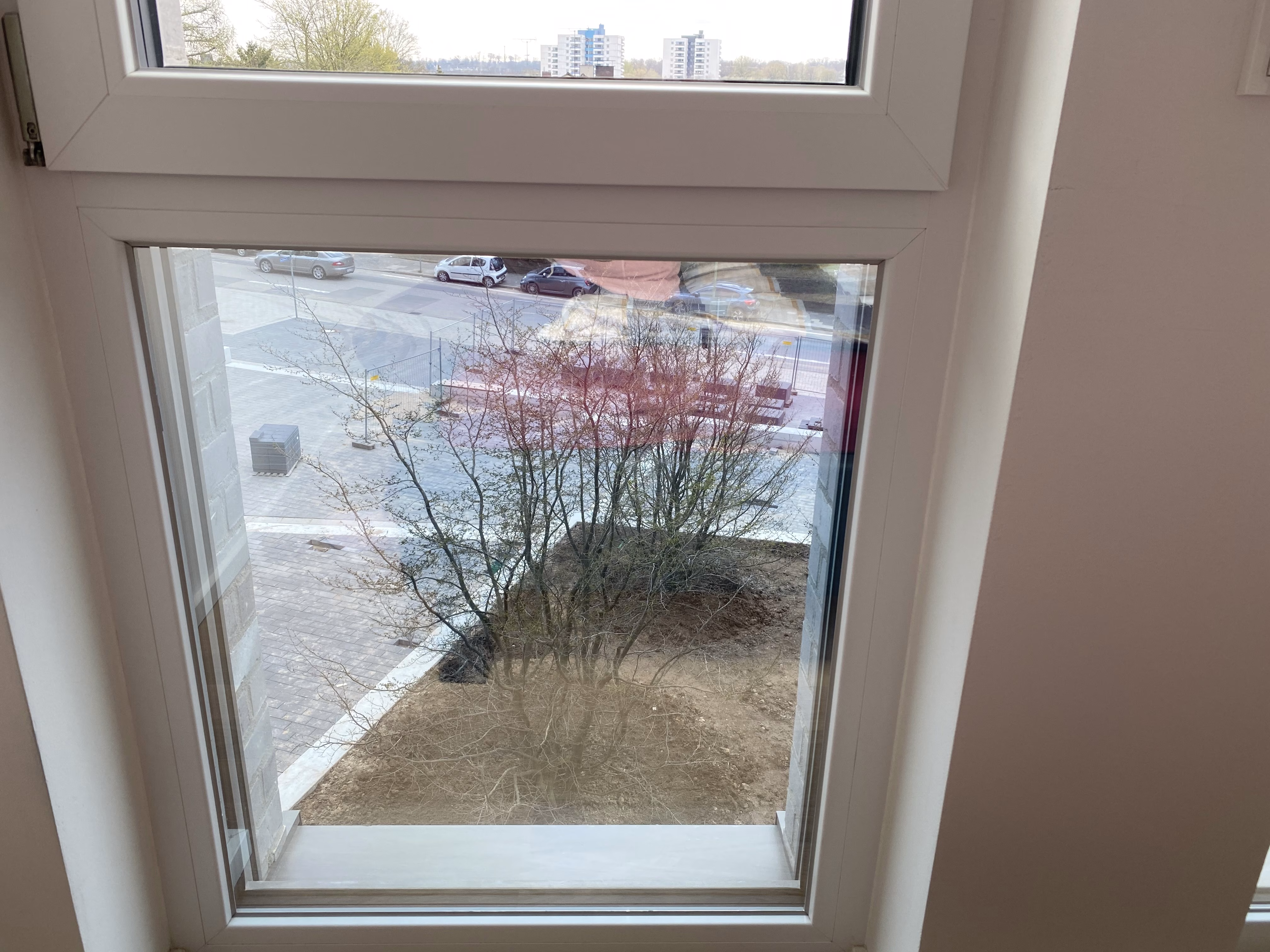 Folie am Fenster in silber verspiegelt für Sichtschutz mit Durchblick von innen Folie am Fenster in silber verspiegelt für Sichtschutz mit Durchblick von innen