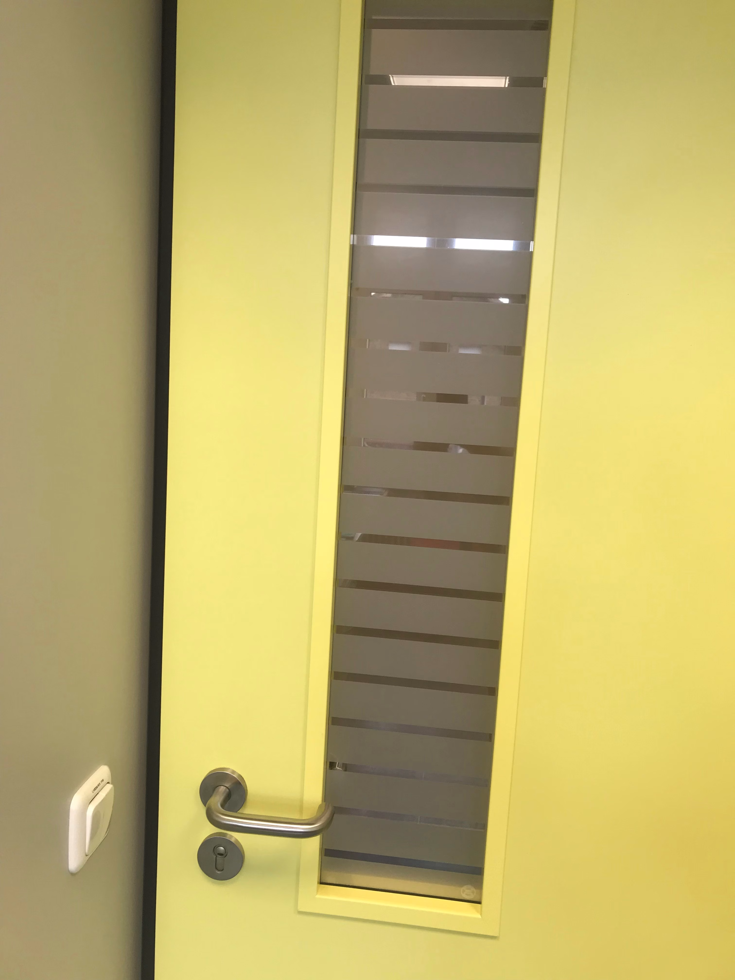 Sichtschutz Streifenfolie mit Licht im Raum an Sichtschutz Streifenfolie mit Licht im Raum an
