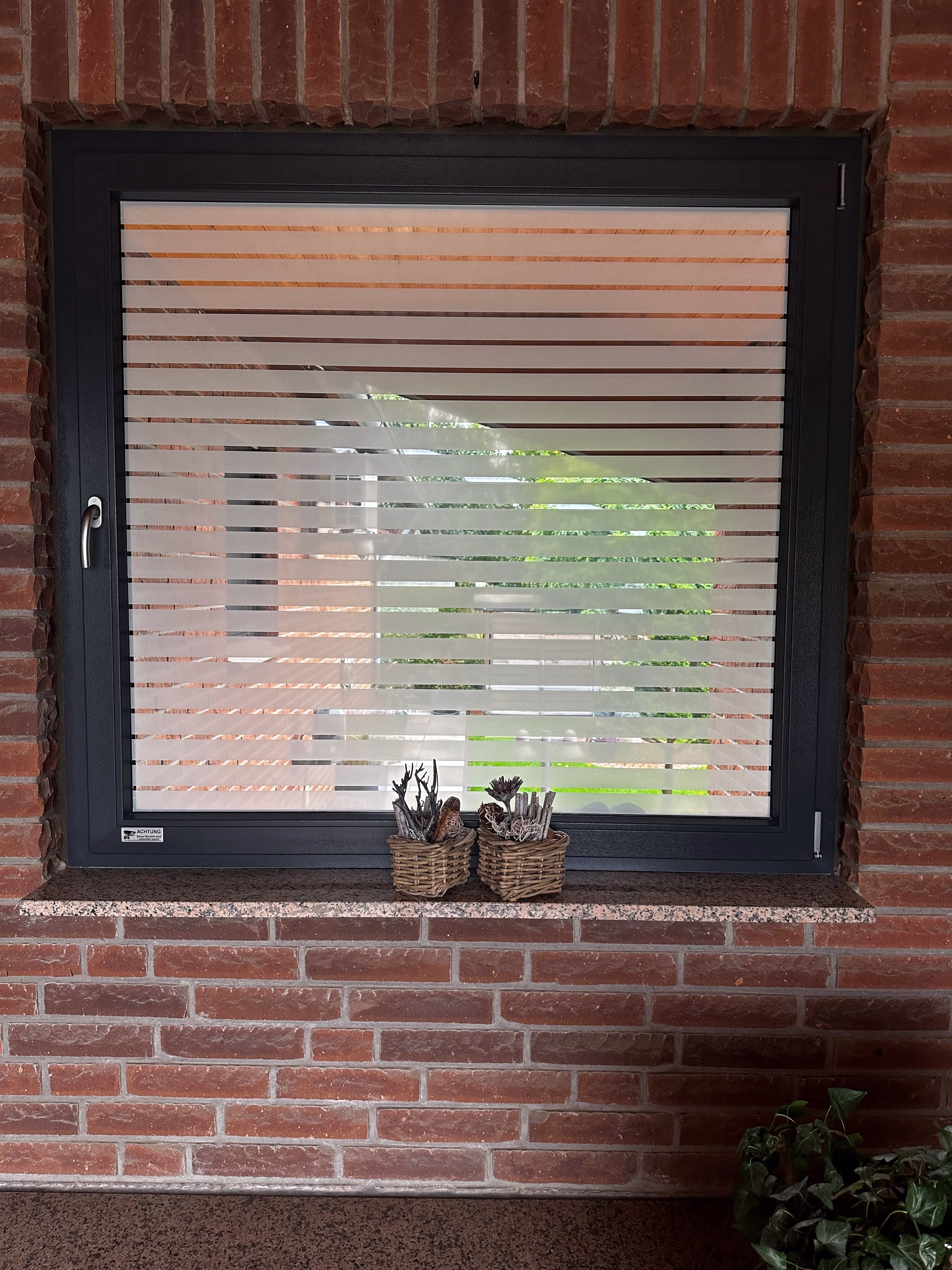 Fensterfolie mit Streifenoptik in 45mm Dicke Fensterfolie mit Streifenoptik in 45mm Dicke