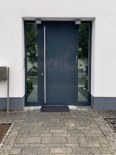Spiegelfolie mit einseitigem Sichtschutz auf zwei Lichtbändern an einer Haustür Spiegelfolie mit einseitigem Sichtschutz auf zwei Lichtbändern an einer Haustür