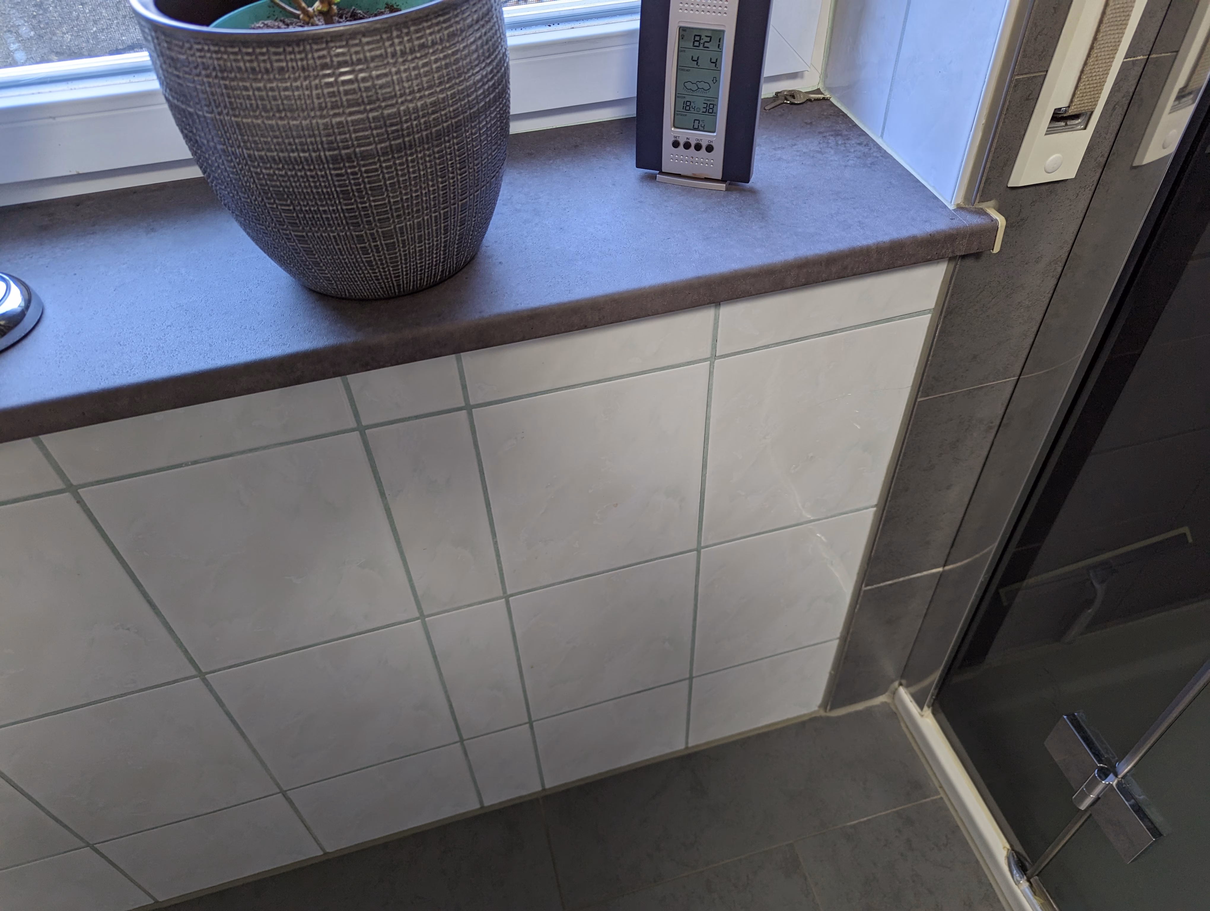 Fensterbank mit Möbelfolie in Betonoptik renoviert