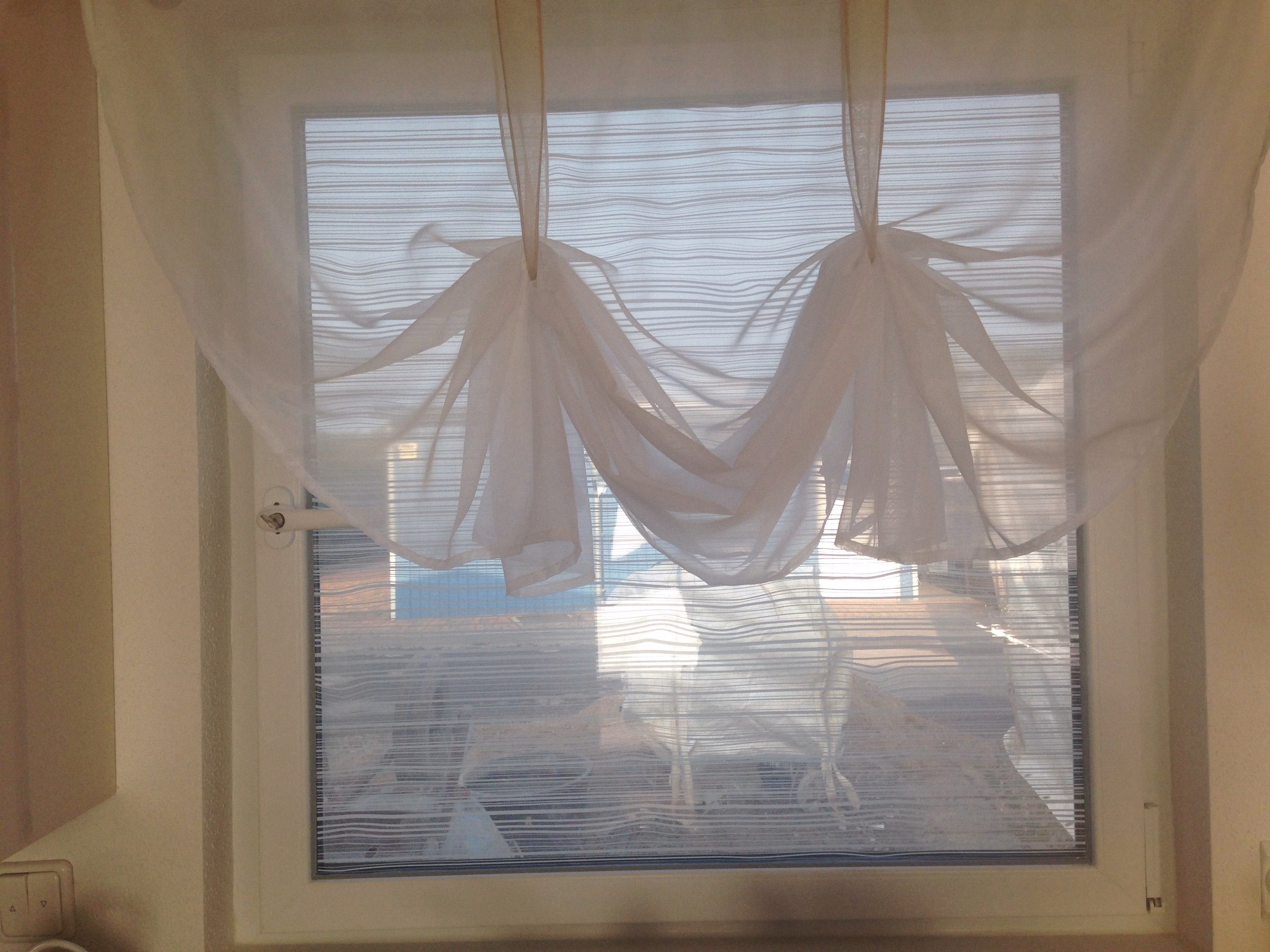 Dekorfolie weiß wellige Streifen auf einem Küchenfenster