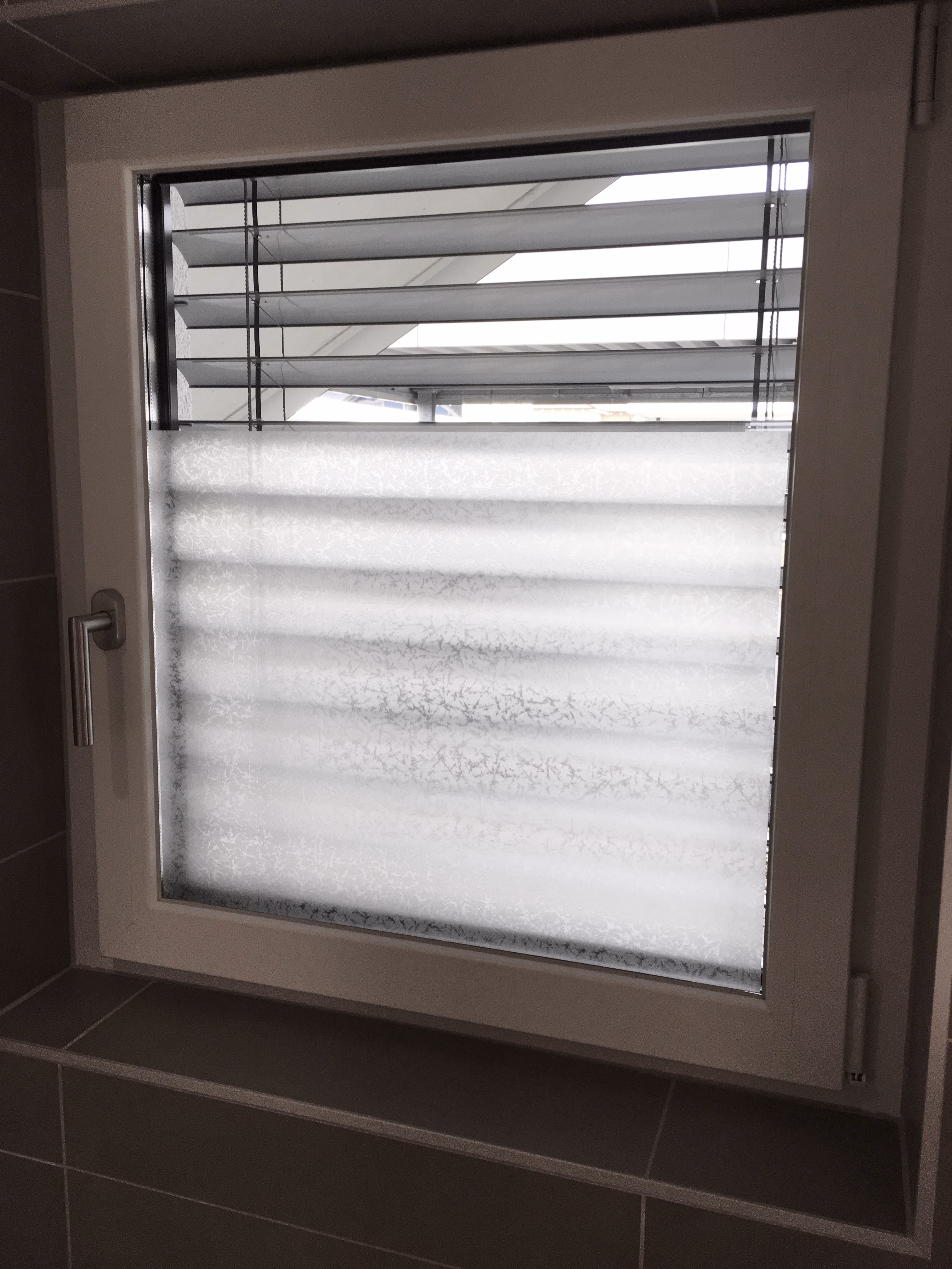 Adhäsionsfolie im Design Frosted auf einem Badezimmer Fenster