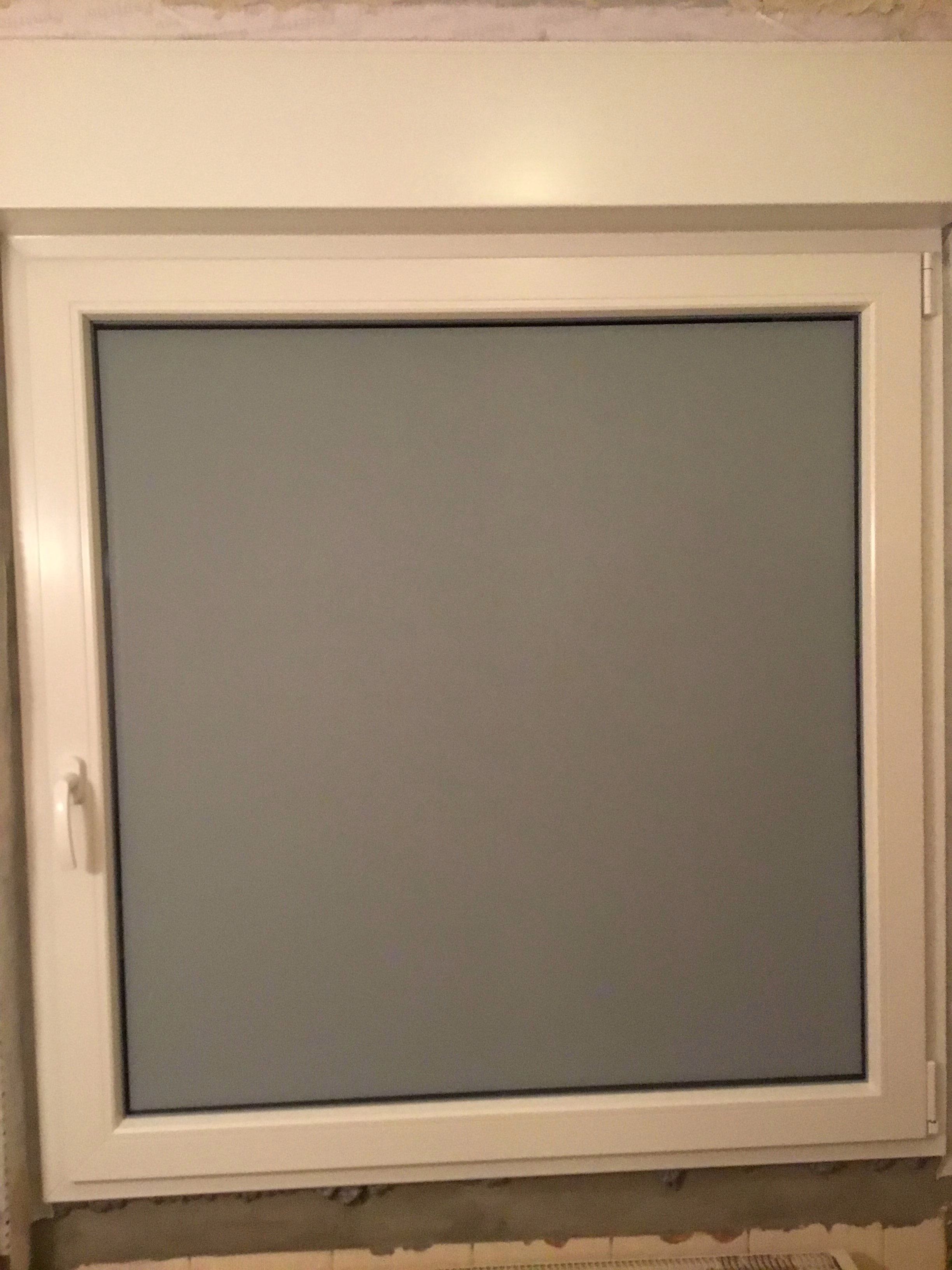 Adhäsionsfolie weiß matt blickdicht auf einem kleinen Fenster Adhäsionsfolie weiß matt blickdicht auf einem kleinen Fenster
