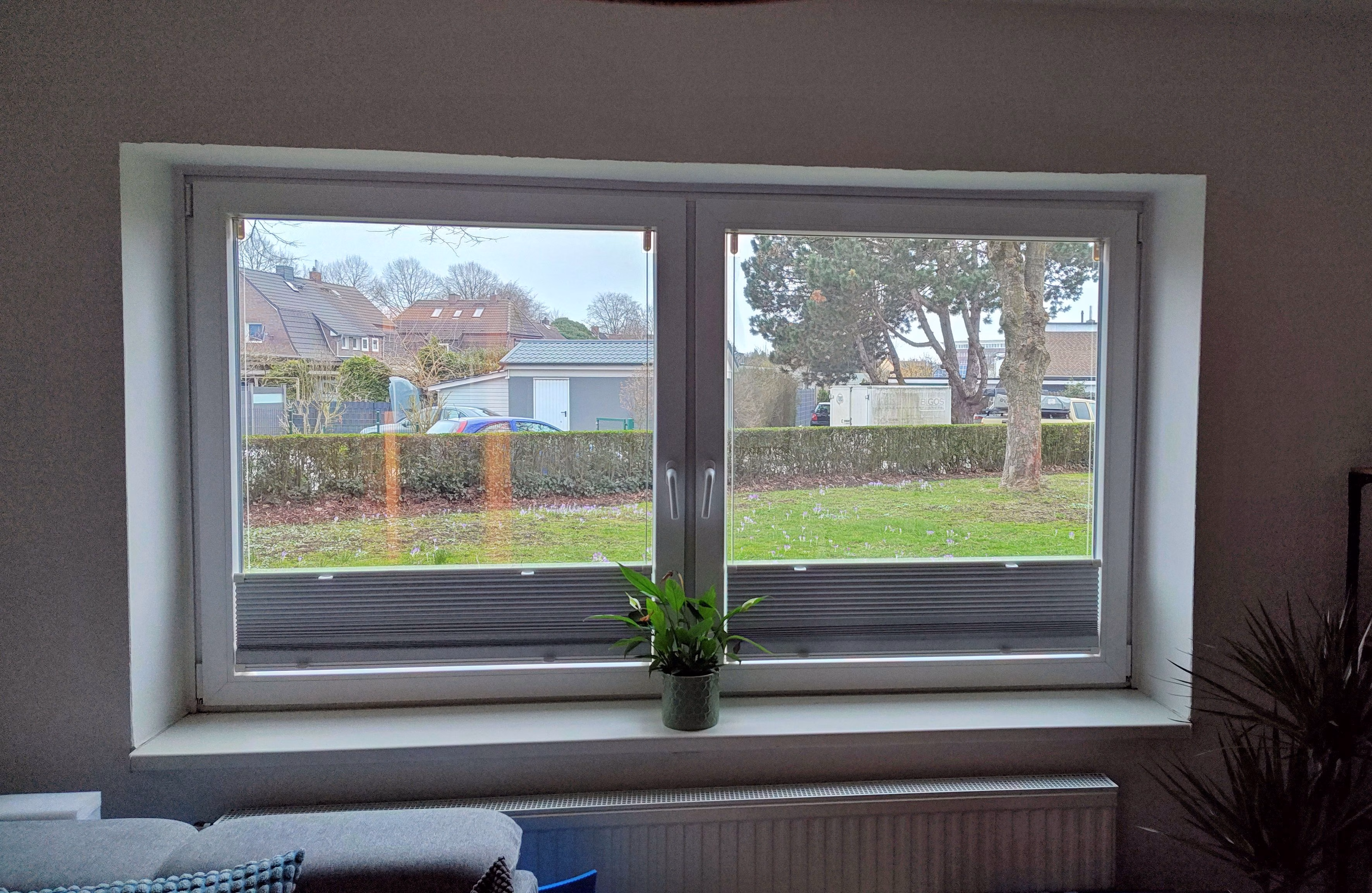 Innenansicht verspiegeltes Wohnzimmerfenster Innenansicht verspiegeltes Wohnzimmerfenster