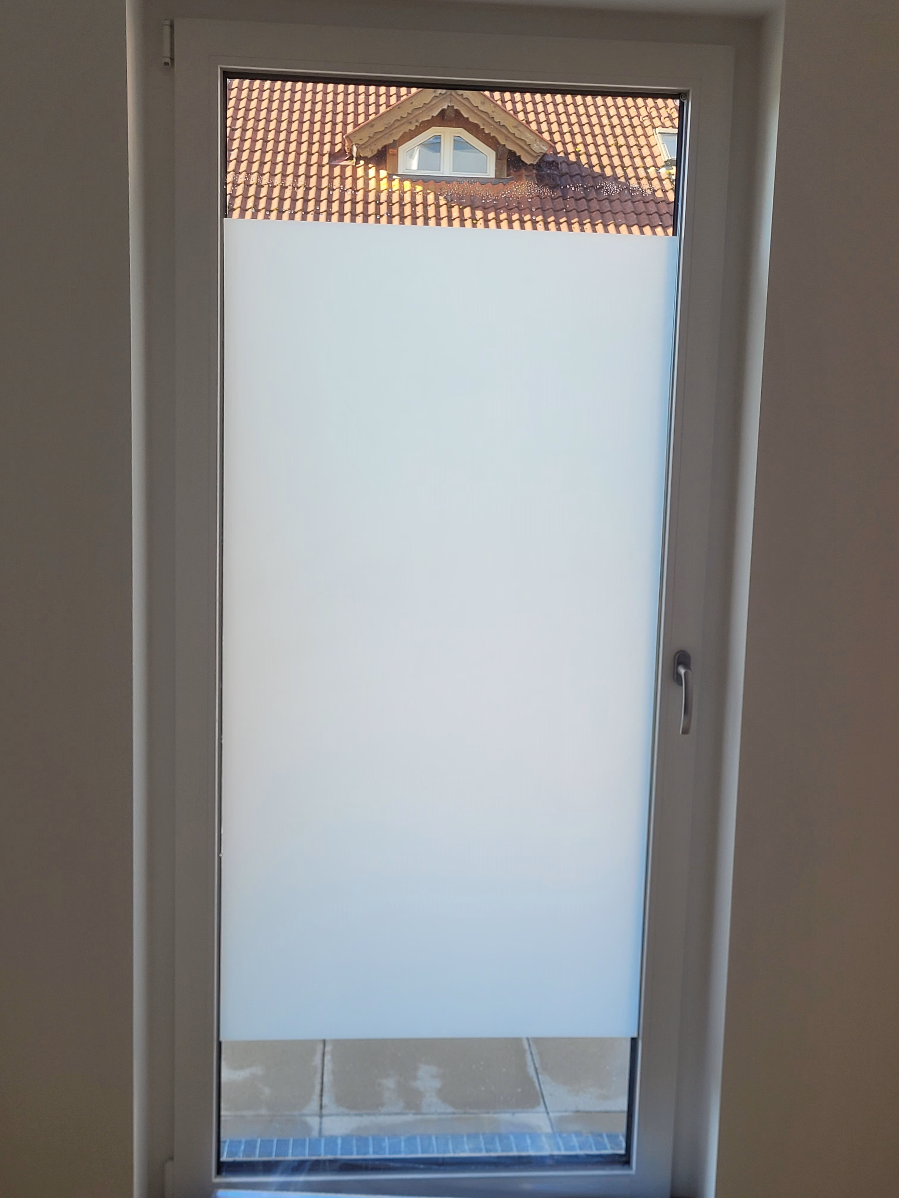 Blickdichte Adhäsionsfolie am Fenster Blickdichte Adhäsionsfolie am Fenster