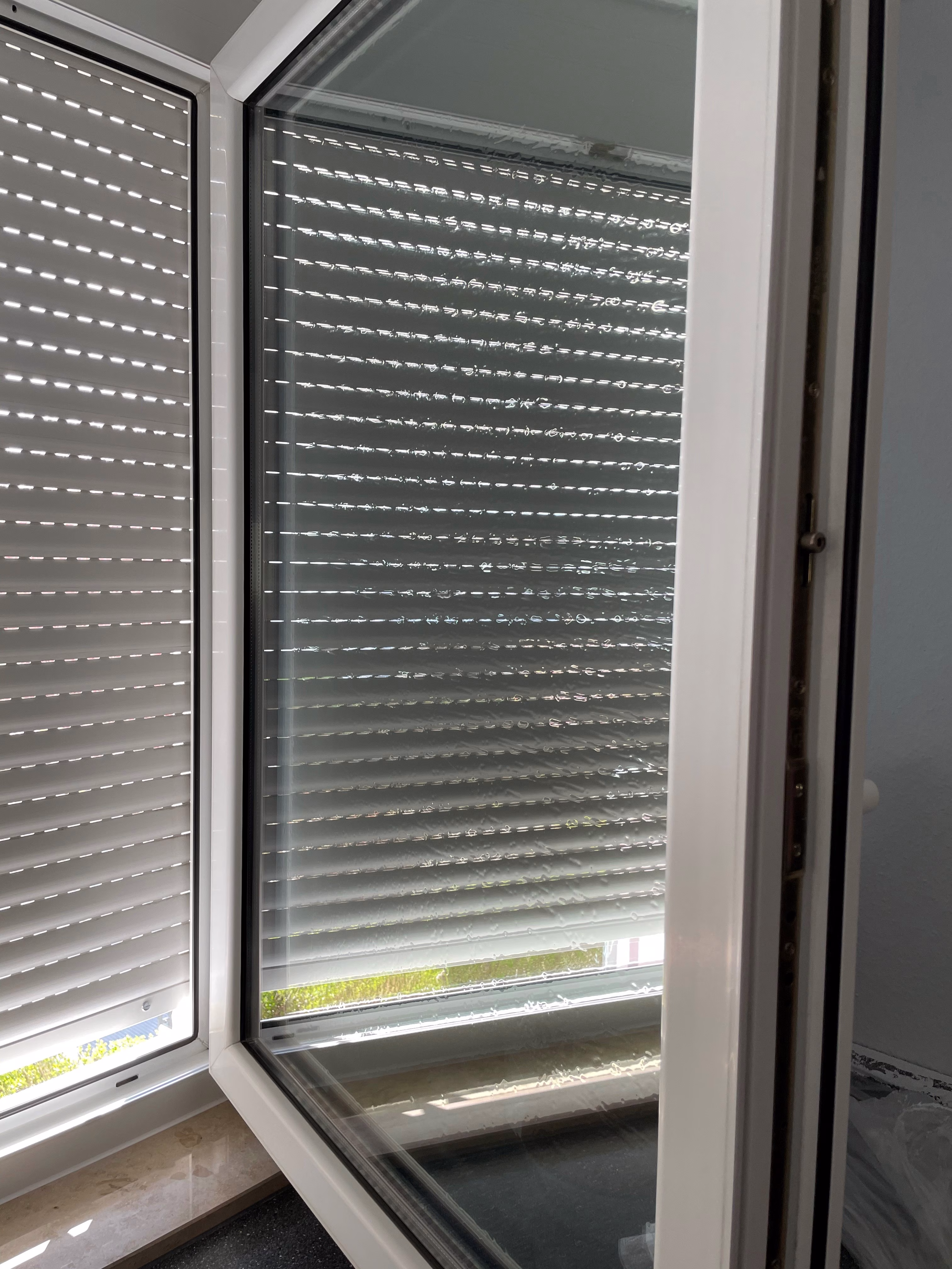 Sichtschutz mit Spiegelfolie auf einem Flügelfenster Sichtschutz mit Spiegelfolie auf einem Flügelfenster