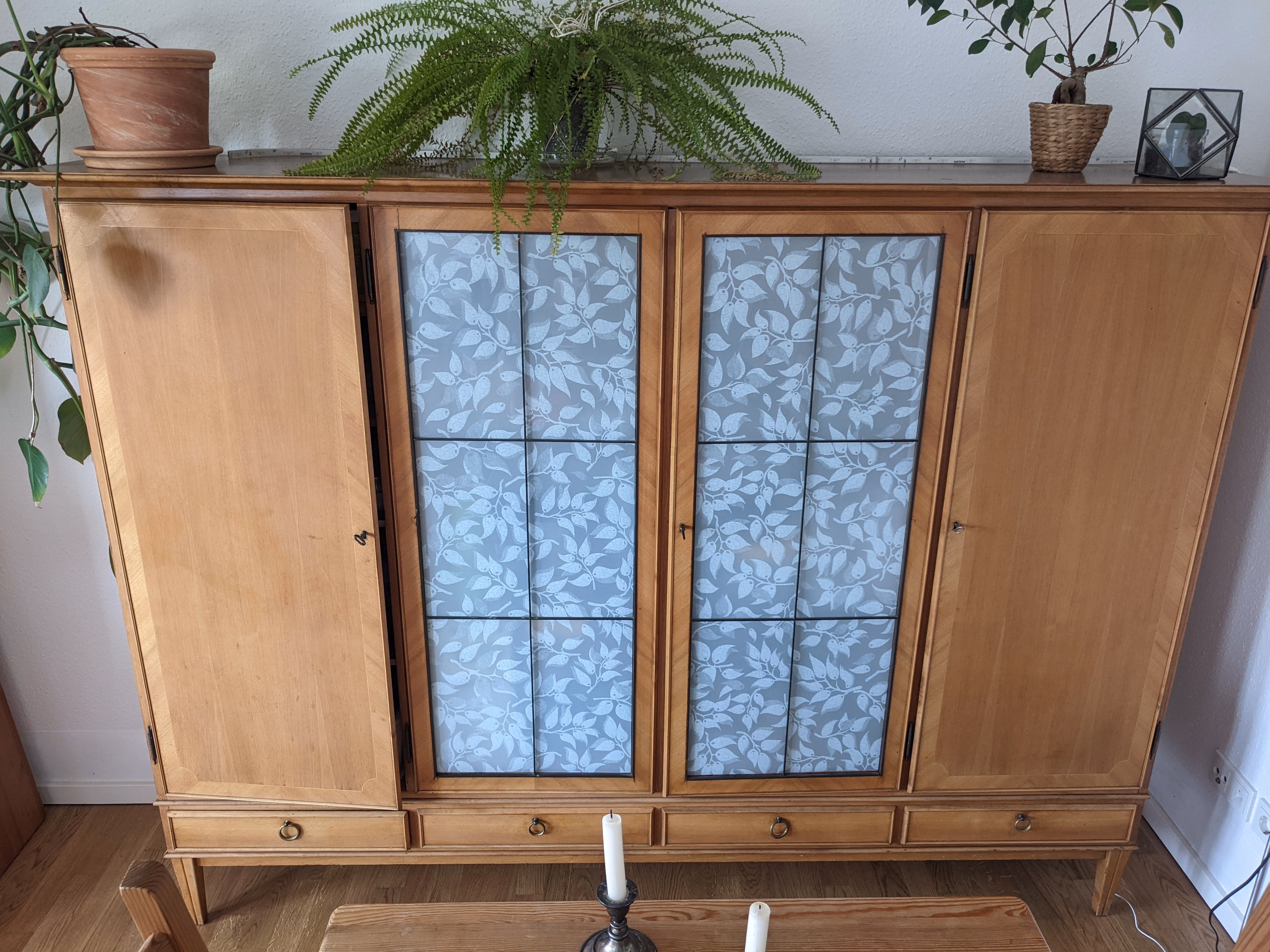 Sichtschutzfolie mit Blättern auf einem Vitrinen Schrank Sichtschutzfolie mit Blättern auf einem Vitrinen Schrank