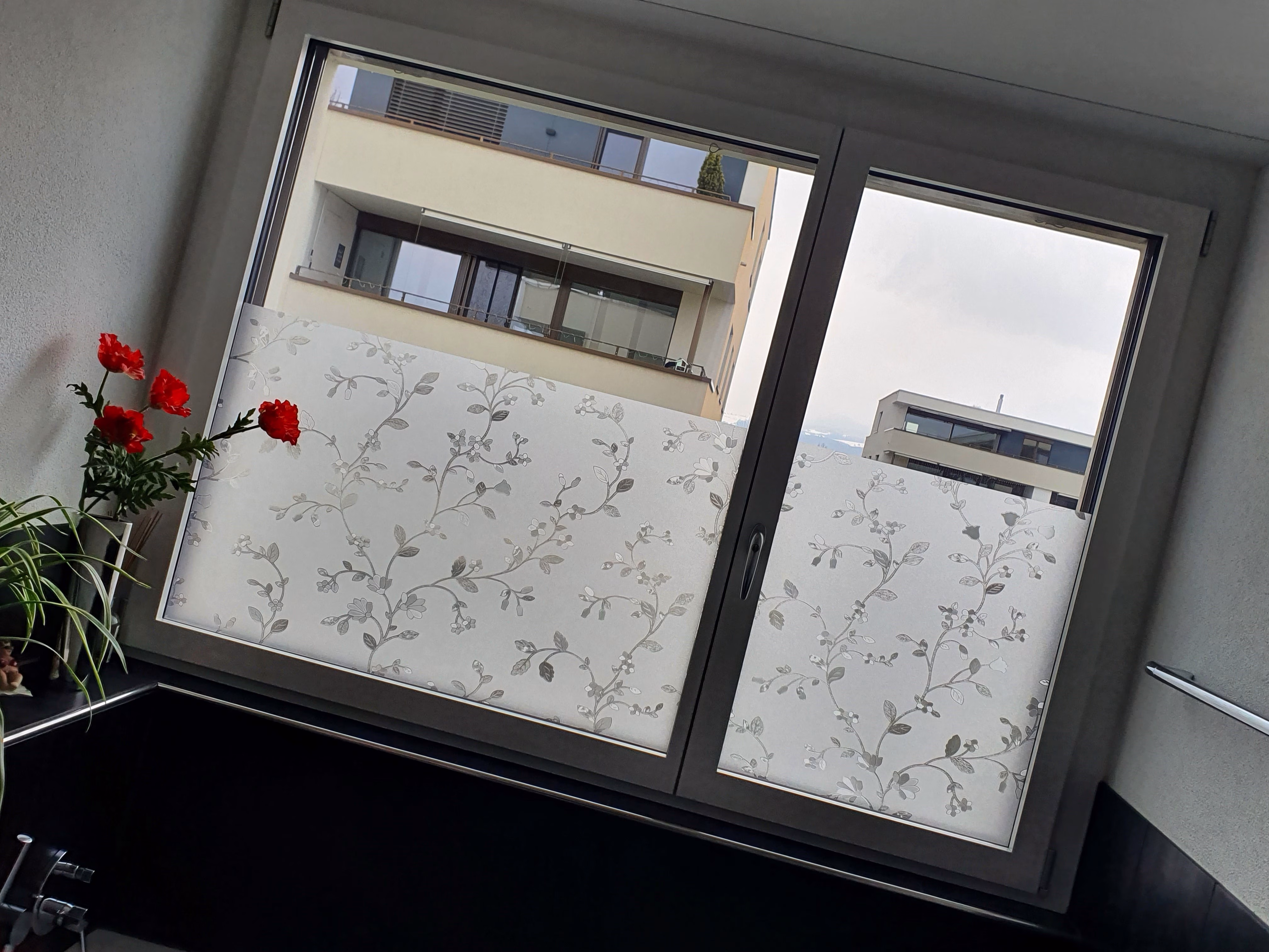 Sichtschutzfolie mit Blumenranken auf einem Doppelfenster