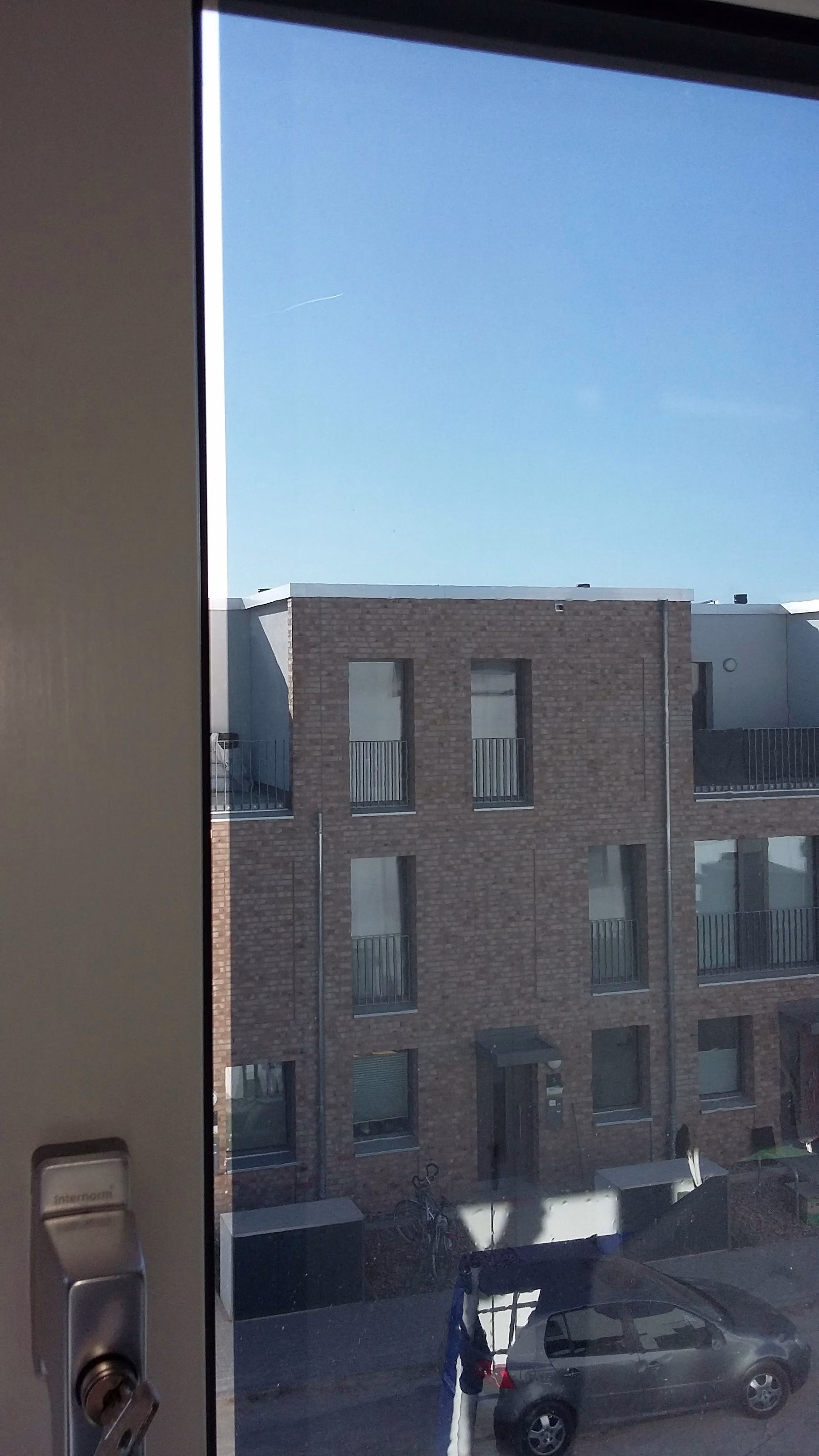 Innenansicht einer verspiegelten silbernen Fensterfolie Innenansicht einer verspiegelten silbernen Fensterfolie