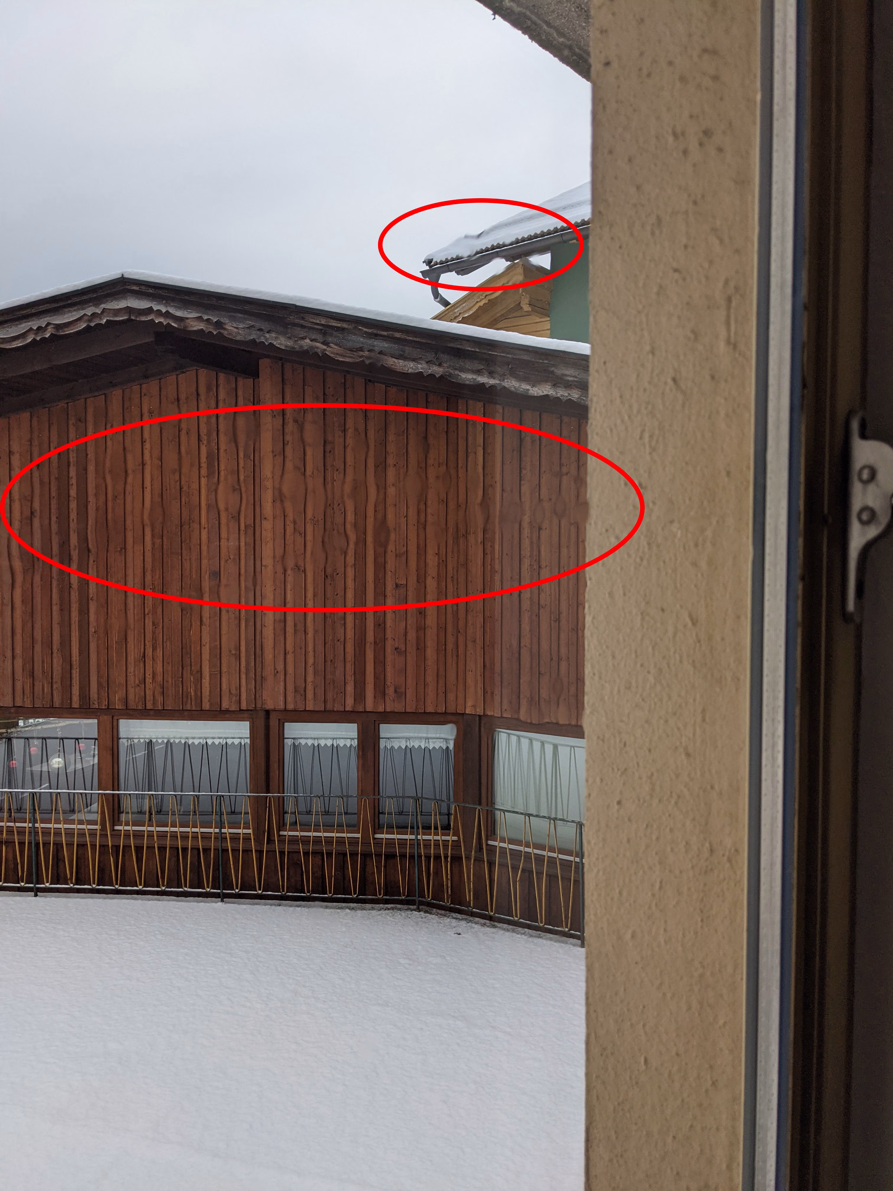 Noch minimale Bläschen unter der Folie nach der Montage Noch minimale Bläschen unter der Folie nach der Montage