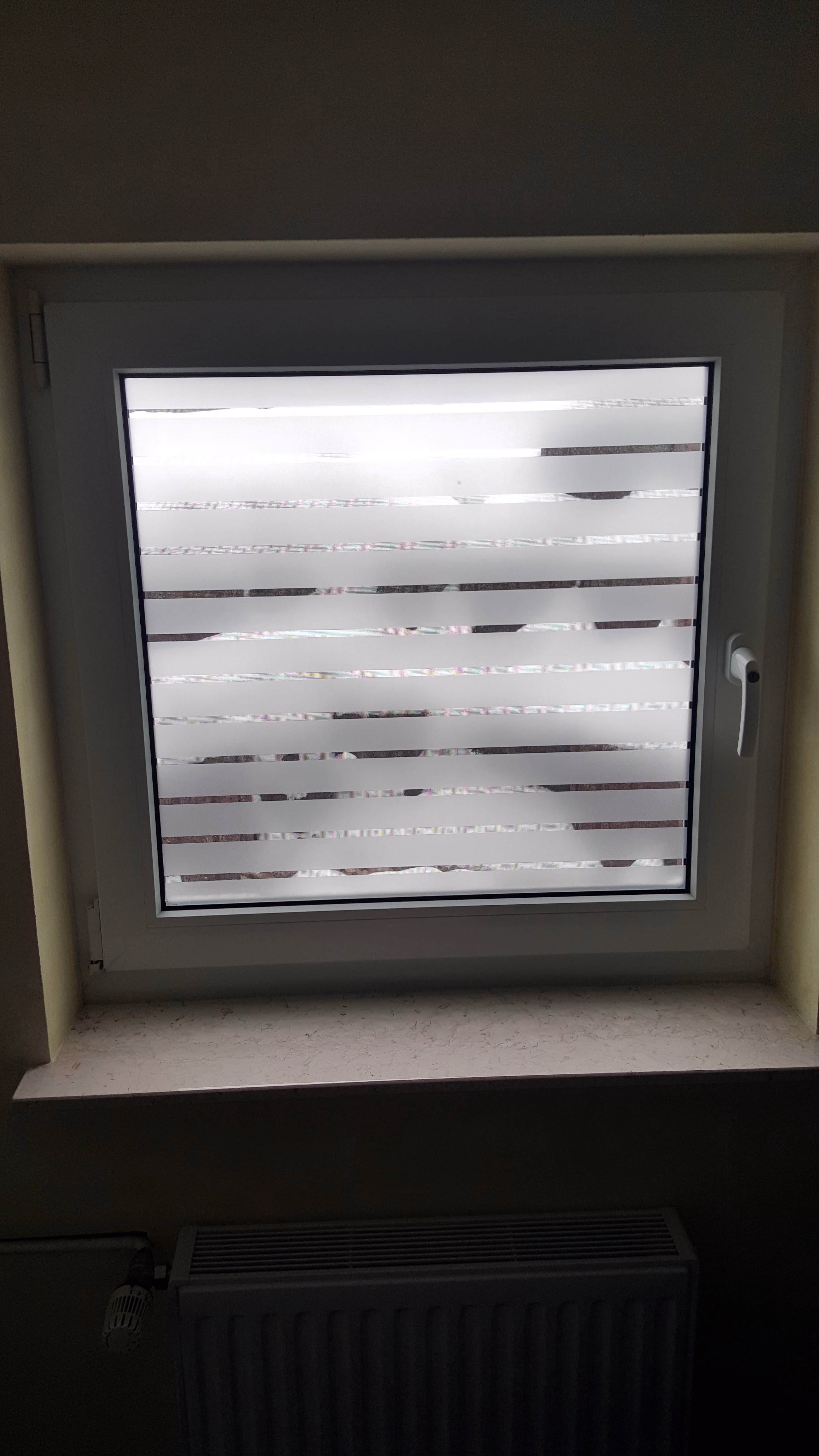 Selbstklebende Fensterfolie mit Streifenmotiv vollflächig geklebt Selbstklebende Fensterfolie mit Streifenmotiv vollflächig geklebt