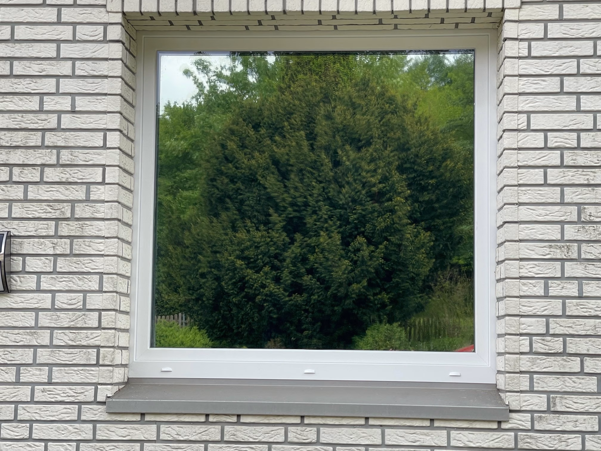 Verspiegeltes Fenster mit Spiegelfolie Verspiegeltes Fenster mit Spiegelfolie