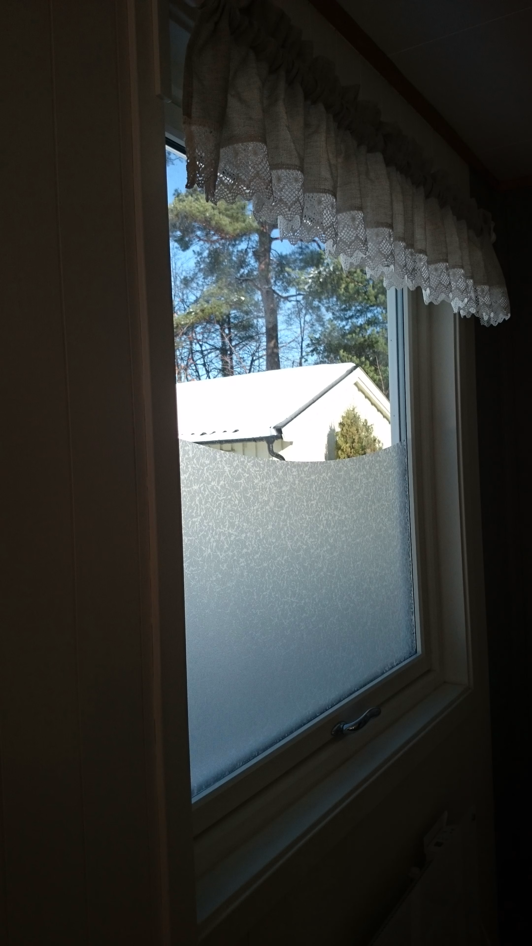 Kleberlose Folie Frosted auf einem Küchenfenster angebracht.