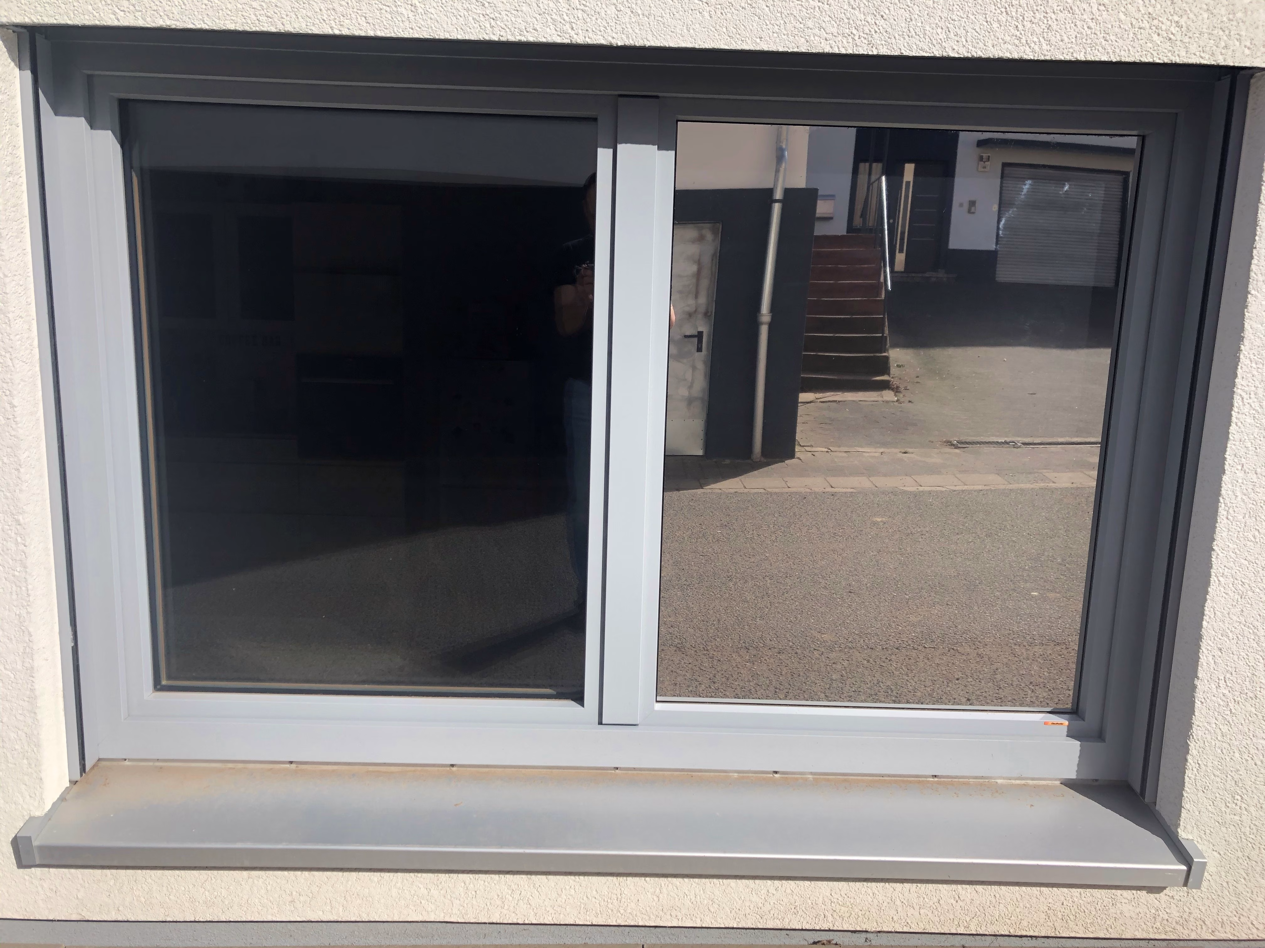 Spiegeleffektfolie silber mit Sichtschutz bei Tage Spiegeleffektfolie silber mit Sichtschutz bei Tage