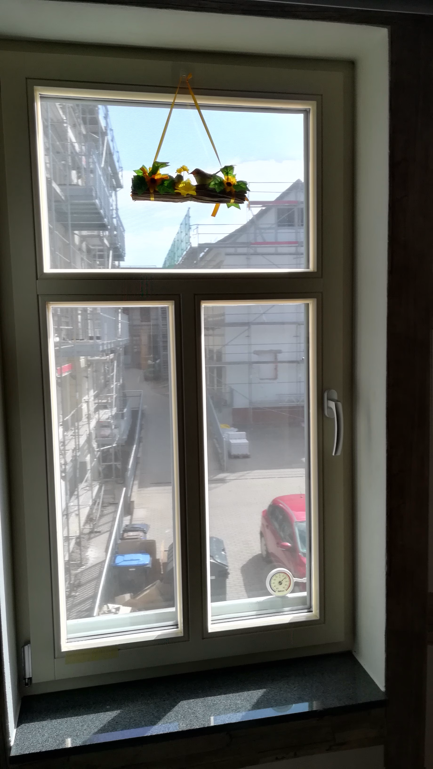 Innenansicht eines Stegfensters mit Spionspiegelfolie Innenansicht eines Stegfensters mit Spionspiegelfolie
