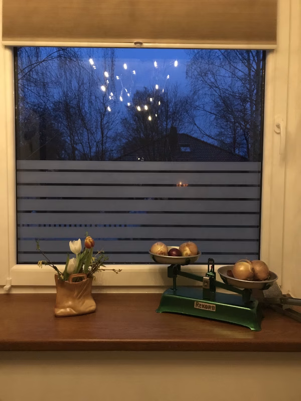 Streifenfolie am Fenster bei Nacht Streifenfolie am Fenster bei Nacht