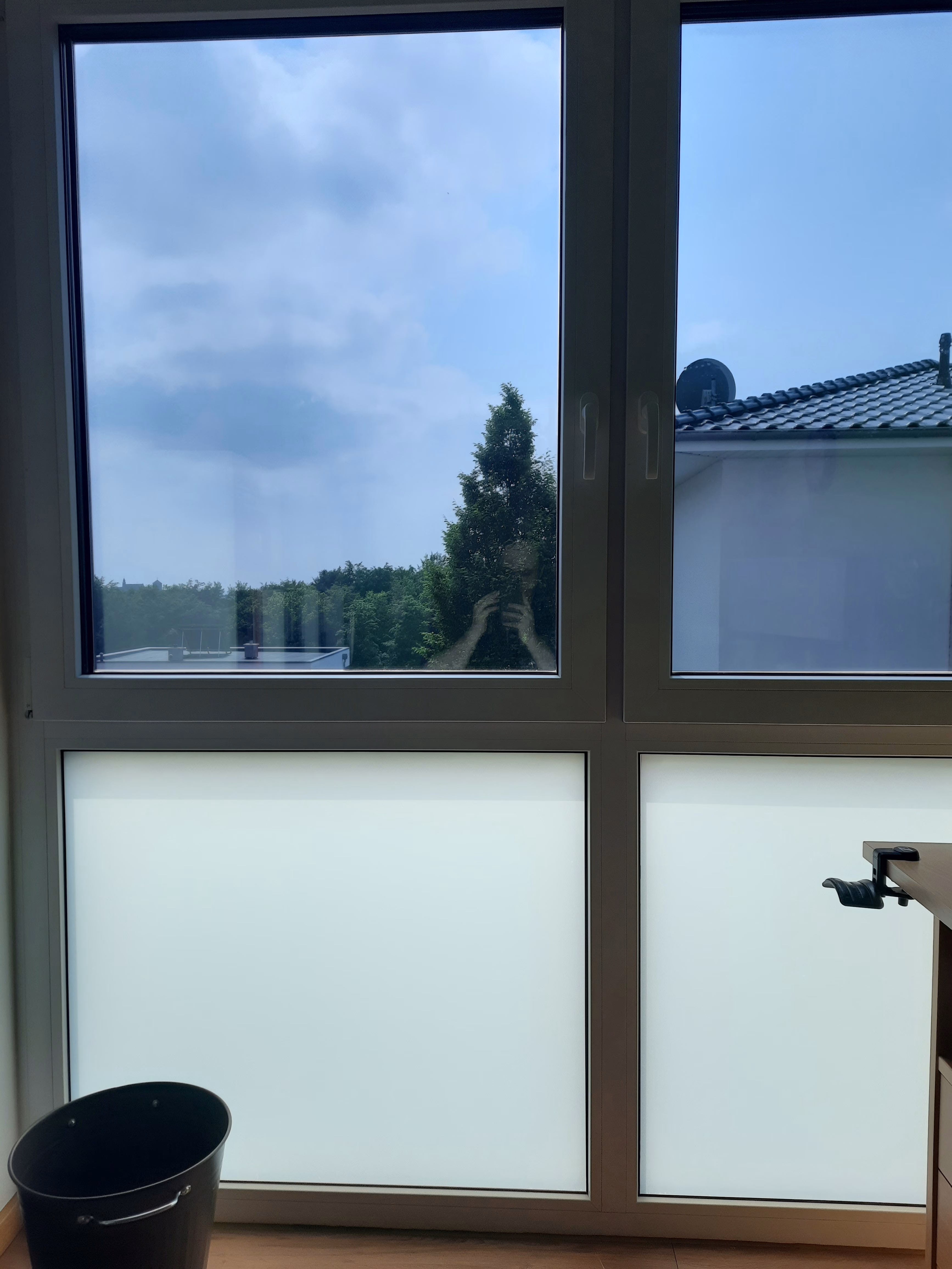 Kleberlose Sichtschutzfolie, weiß matt blickdicht Kleberlose Sichtschutzfolie, weiß matt blickdicht