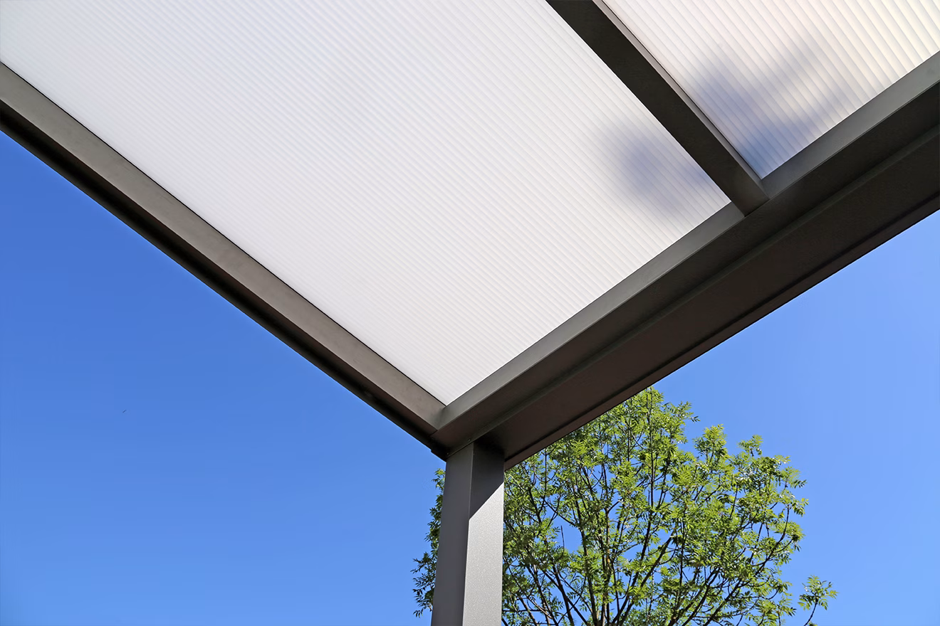 Sonnenschutzfolie auf einem Kunststoffdach