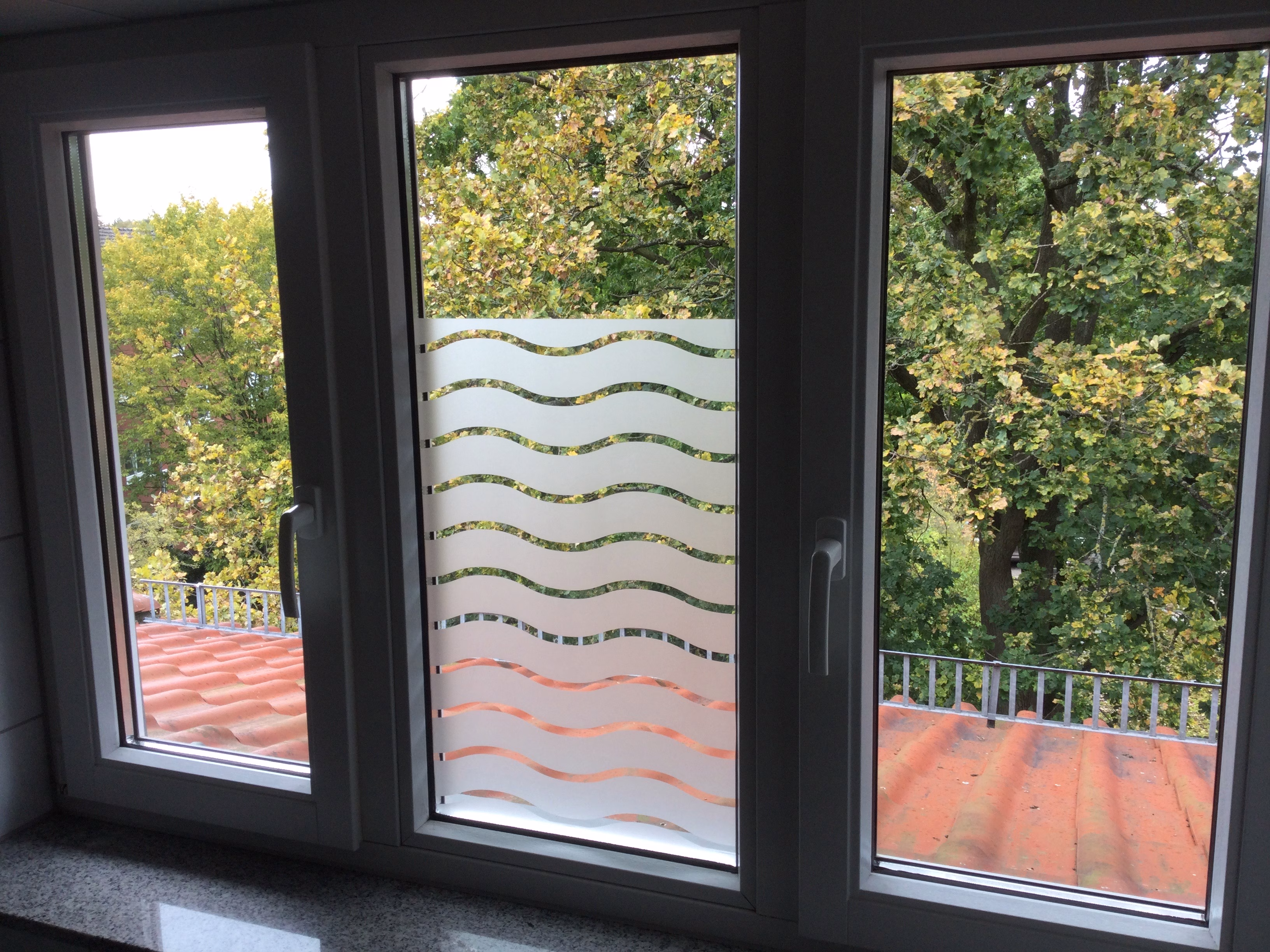 Teilfolierung mit Dekorfolie in Wellenoptik