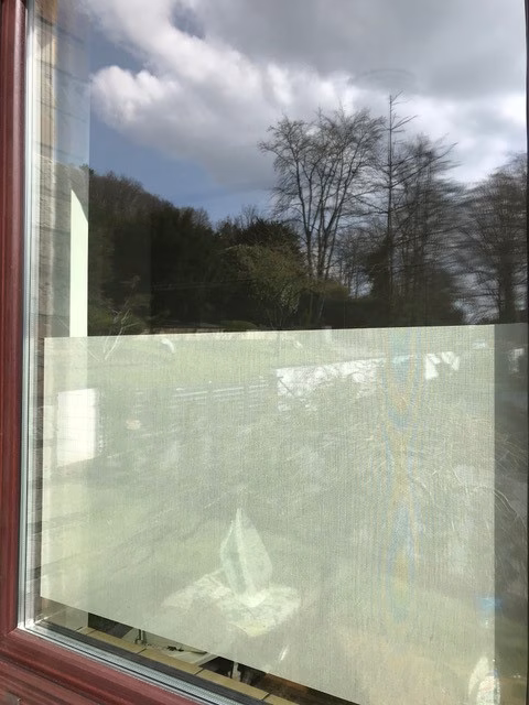 Halbhoher Textilgewebe Sichtschutz am Fenster