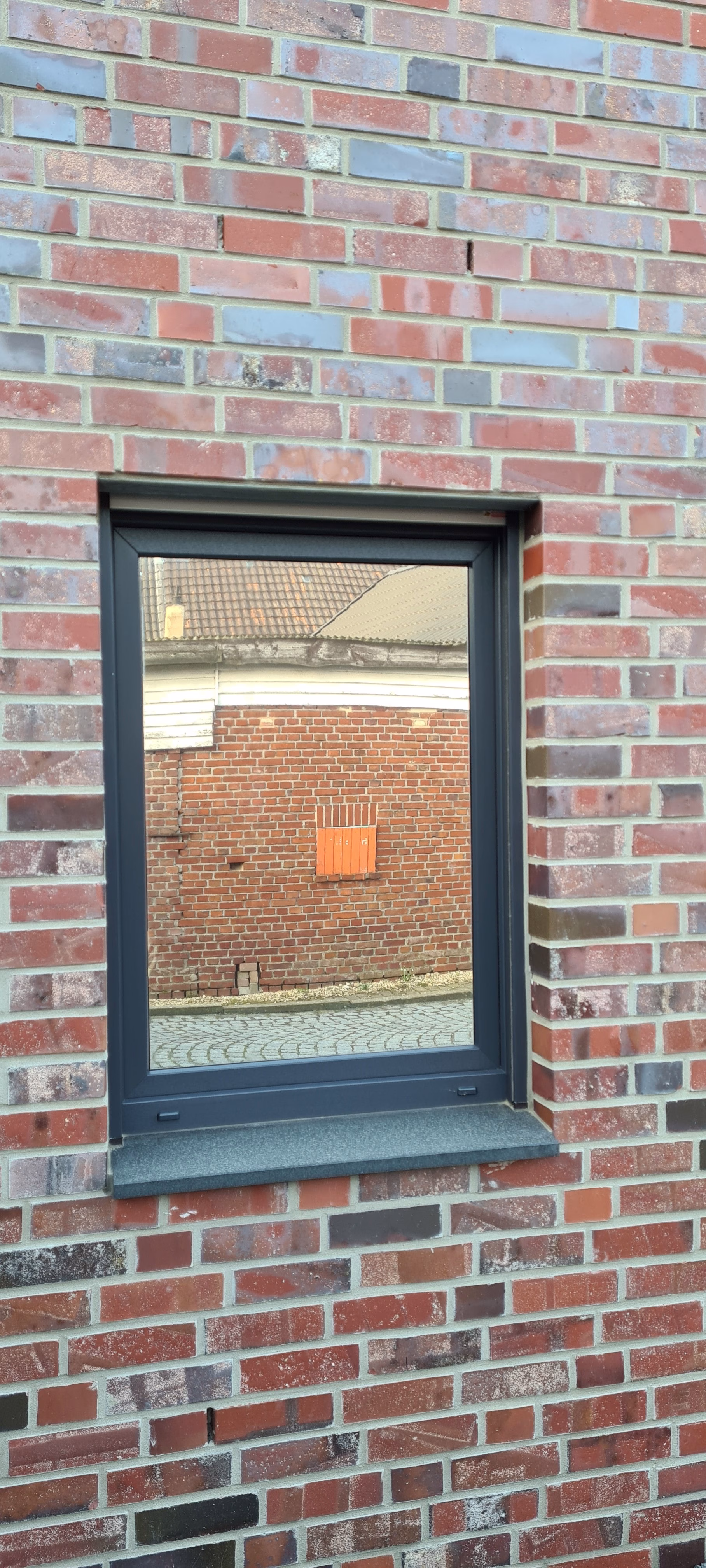 Fenster mit Spionspiegelfolie in silber verspiegelt Fenster mit Spionspiegelfolie in silber verspiegelt