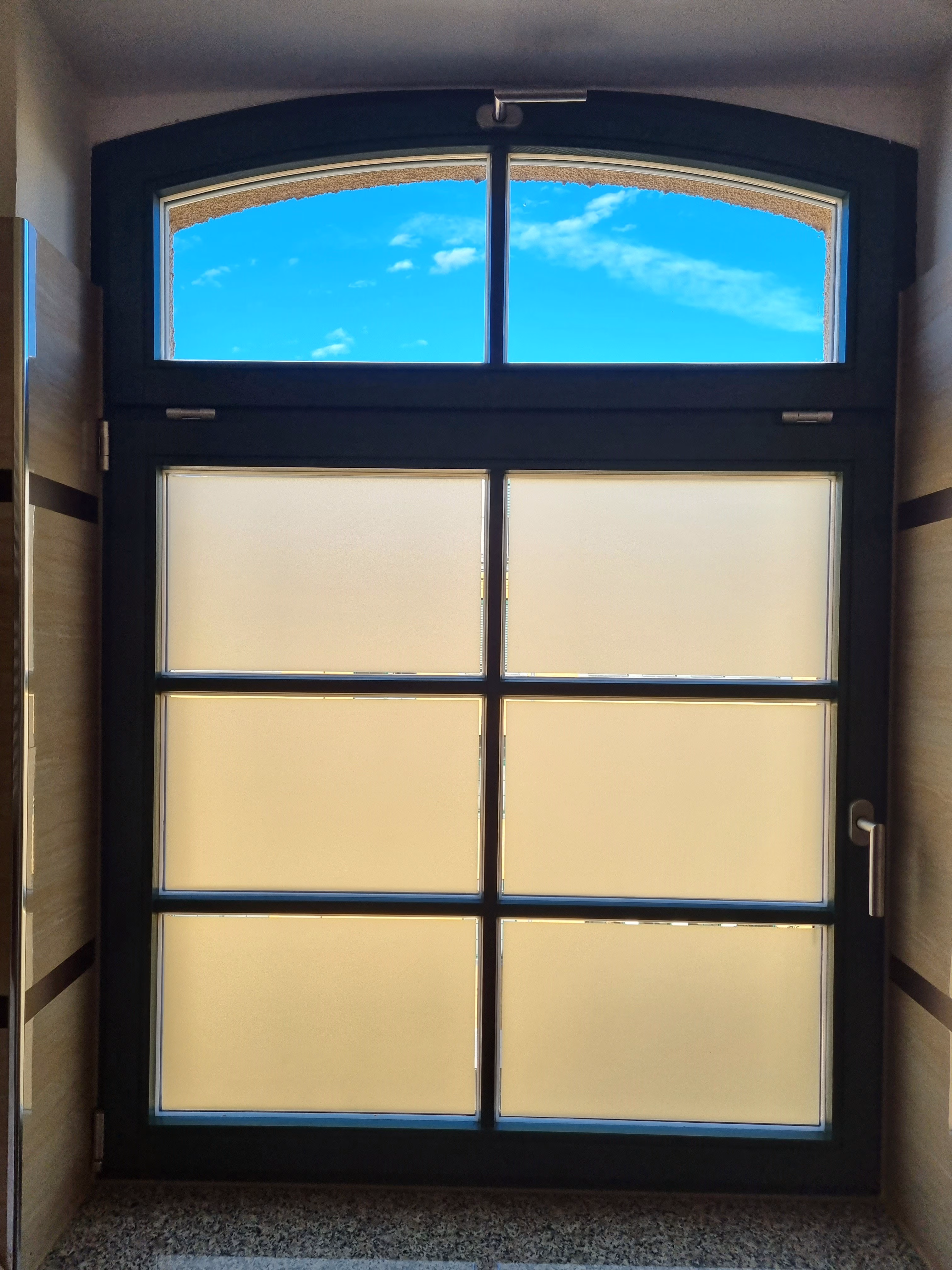 Crèmefarbige Fensterfolie im Sandstrahldesign nach Maß