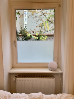 Milchige Sichtschutz-Fensterfolie halbhoch foliert