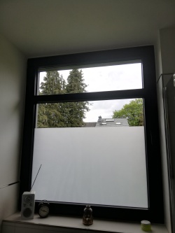 opak weiße Milchfolie im Badezimmer