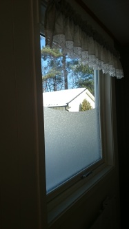 Kleberlose Folie Frosted auf einem Küchenfenster angebracht.