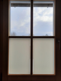 Blickdichte Sichtschutzfolie auf einem Stegfenster