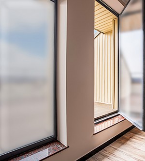 Sicht- und Sonnenschutzfolie auf einem Fenster montiert