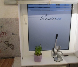 Glasdekor für Küche mit Streifen und Schriftzug "La cuisine"