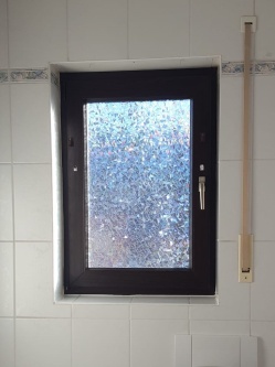 Fensterfolie mit Buchglasoptik im Bad