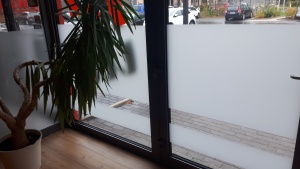 undurchsichtige weiße Sichtschutzfolie auf großen Fensterflächen