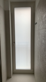Fenster mit opak weißer Milchglasfolie