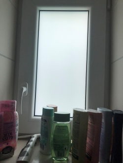 Badezimmerfenster mit Milchglas Fensterfolie