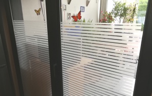 Streifenfolie auf einer Doppelglastür Innenmontage