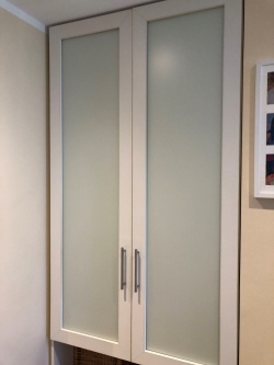 Schranktüren mit milchiger weißer Fensterfolie foliert