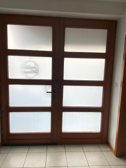 Haustür mit undurchsichtig weißer Fensterfolie