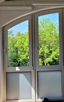 Milchglasfolie auf feststehenden Fenstern