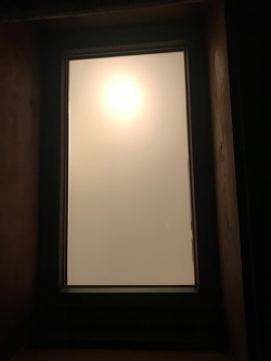 Milchglasfolie bei Nacht