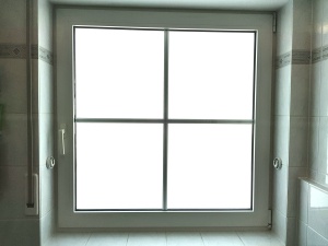Milchglasfolie als Sichtschutz auf einem Badezimmerfenster.