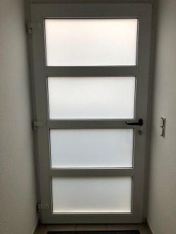 Milchglasfolie auf einer Haustür mit mehreren Glaselementen