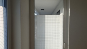 Innenansicht eines Fensters mit Dekorfolie mit weißen Quadrate in 19 mm Größe